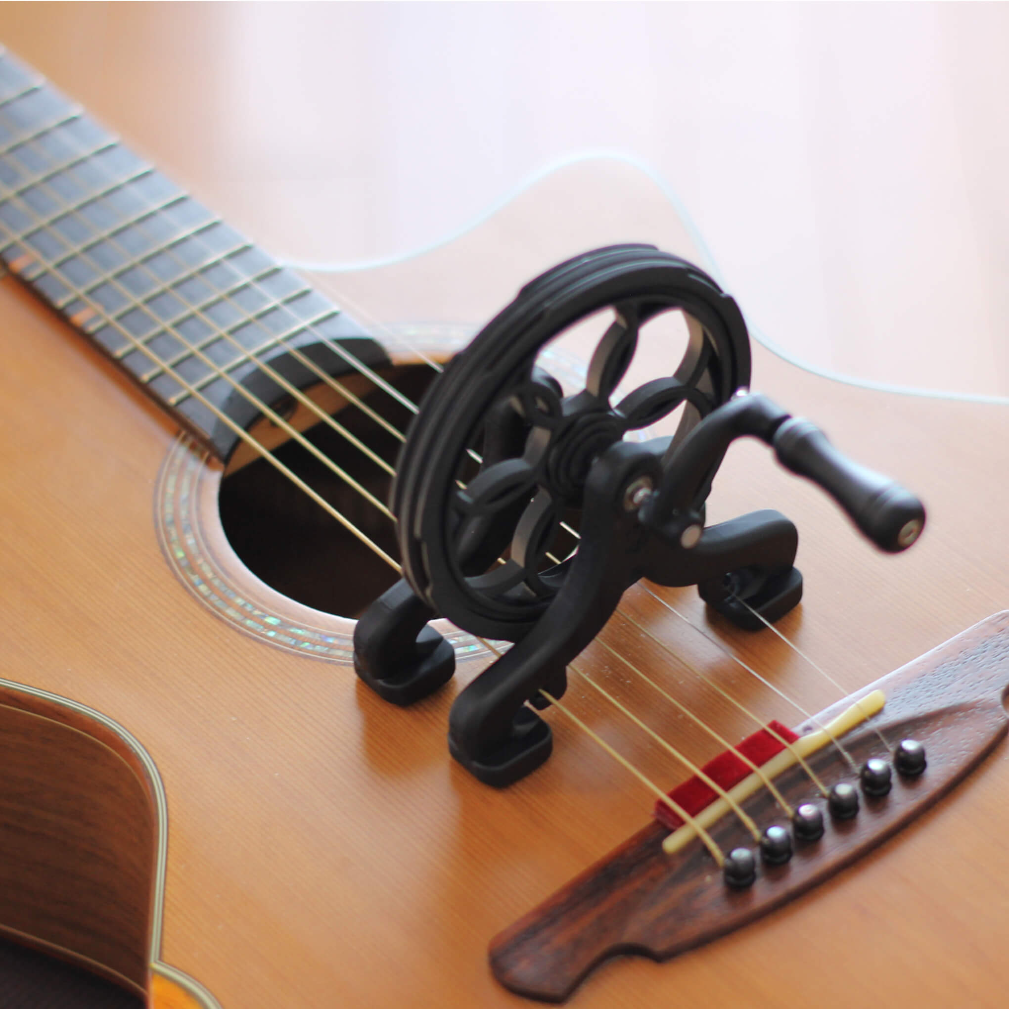 Cantareel™(カンタリール)│ 回して演奏するギターアタッチメント