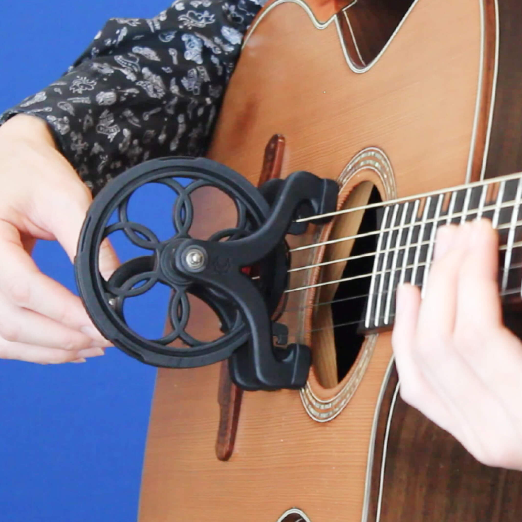 Cantareel™(カンタリール)│ 回して演奏するギターアタッチメント