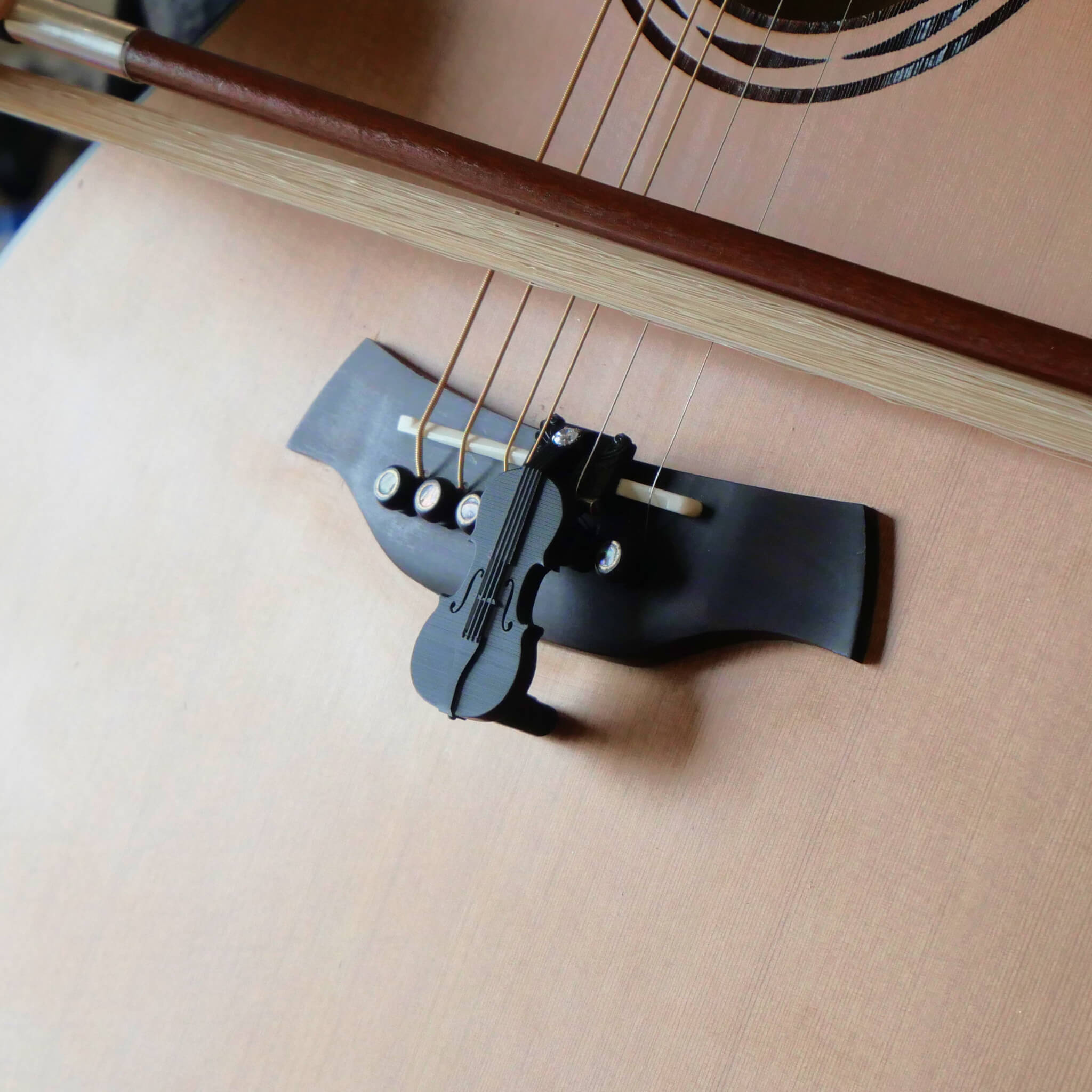 Guit-Arco™ | 弓でギターを弾くためのアタッチメント